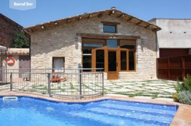 La Cabanya y la piscina privada de la casa rural La Cabanya