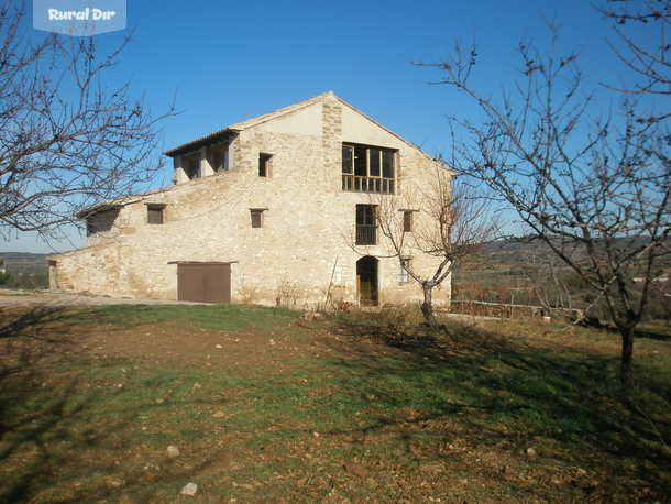 de frente de la casa rural Mas de la Umbría