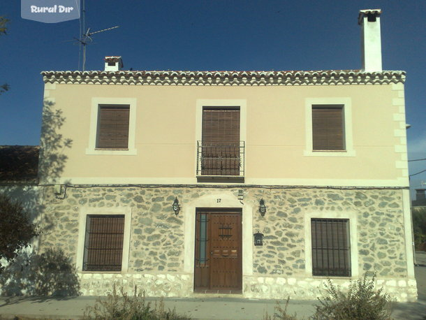 Fachada principal de la casa rural El cencerro