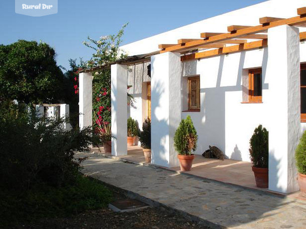 Patio y habitaciones de la casa rural Finca la palmera