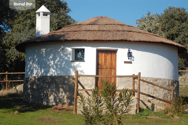 Vista exterior de uno de los chozos de la casa rural Los chozos de la Dehesa