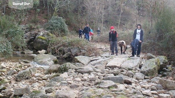 Senderismo de la actividad rural Rafting