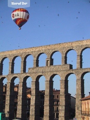 Sobrevolando el Acueducto de Segovia de la actividad rural Aerotours Segovia