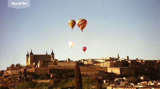 Sobrevolando el Alcázar de Toledo de la actividad rural Aerotours Toledo