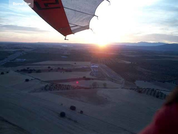 Amanecer en vuelo de la actividad rural Aerópolis Aeródromo