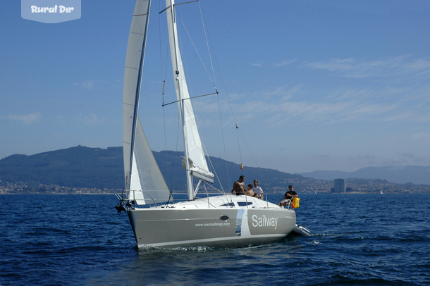 Navegando por las playas de VIgo de la actividad rural Paseo en Velero por la Ría de Vigo