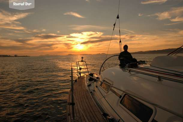 Regresando a puerto al atardecer de la actividad rural Paseo en Velero por la Ría de Vigo